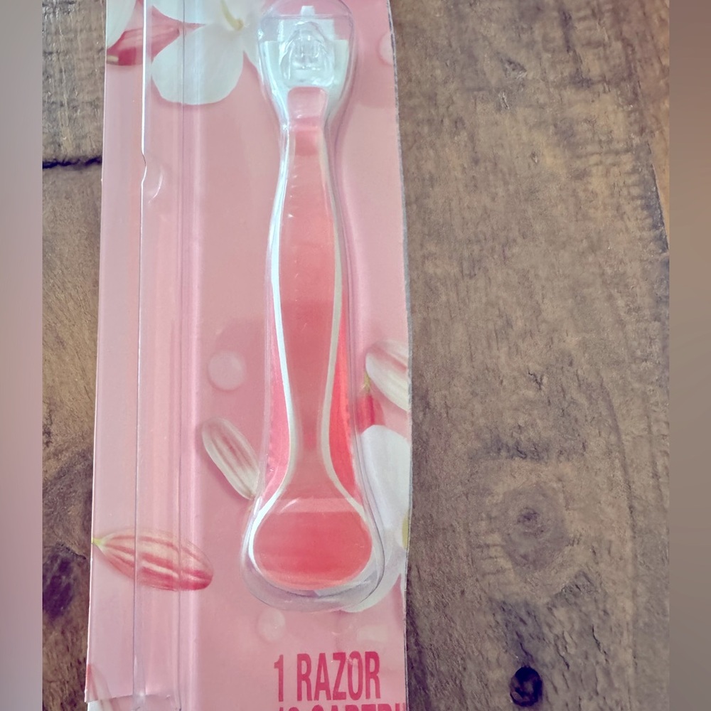 FREE 1 Venus Razor with any purchase from my closet